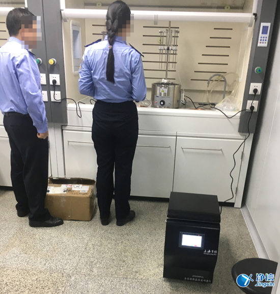 工作人員進(jìn)行毛發(fā)毒品檢測(cè)